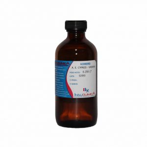 Botella de aceite esencial de ciprés sobre fondo blanco. El aceite esencial de ciprés es utilizado en tratamientos reafirmantes, masajes linfáticos y alivio de piernas cansadas. Es regenerador, cicatrizante y ayuda con la celulitis, varices, retención de líquidos, y pieles grasas. También es usado para el crecimiento de uñas y en lociones de afeitado y perfumes naturales.