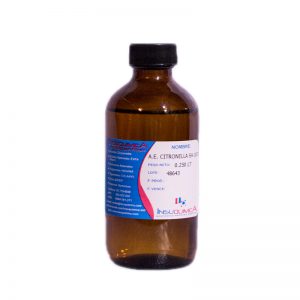 Botella de aceite esencial de citronella sobre fondo blanco. El aceite esencial de citronella es ampliamente utilizado en ceras, productos de limpieza y la industria cosmética. Es beneficioso para pieles grasas, actúa como repelente de insectos y ayuda con dolores de cabeza, neuralgias, migrañas, gripes, resfriados e infecciones.