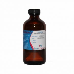Botella de aceite de semillas de uva sobre fondo blanco. El aceite de semillas de uva es antioxidante y antiinflamatorio, utilizado en masajes, baños, tratamiento de la celulitis, para combatir la sequedad y deshidratación, mejorar la circulación sanguínea y la elasticidad de la piel, y proteger contra los efectos de los rayos UV.