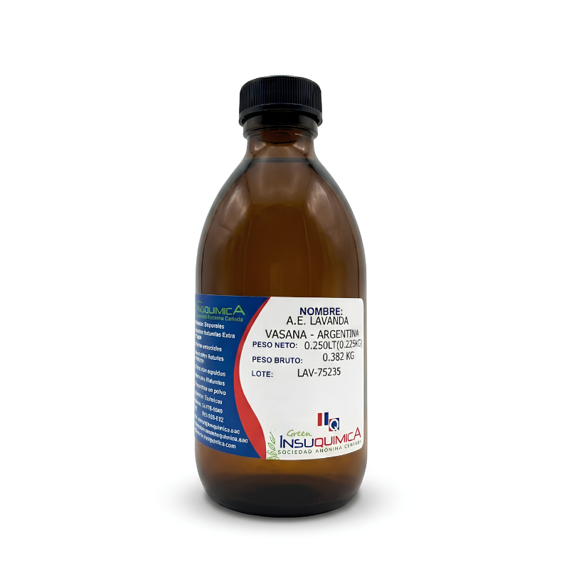 ACEITE ESENCIAL LAVANDA – VASANA – ARGENTINA – Frasco x 0.250 Lt. Botella de aceite esencial de lavanda sobre fondo blanco. El aceite esencial de lavanda es conocido por sus propiedades antibacterianas y antimicóticas, efecto calmante, y capacidad para cicatrizar heridas y quemaduras. Se utiliza para combatir el acné, aliviar el dolor y reducir la inflamación. También actúa como repelente de insectos y es excelente para estados de ansiedad y estrés.