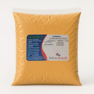 Bolsa de harina de algarrobo en polvo orgánico de 1 kg en fondo blanco