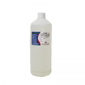Botella de aceite esencial de ciprés sobre fondo blanco. El aceite esencial de ciprés es utilizado en tratamientos reafirmantes, masajes linfáticos y alivio de piernas cansadas. Es regenerador, cicatrizante y ayuda con la celulitis, varices, retención de líquidos, y pieles grasas. También es usado para el crecimiento de uñas y en lociones de afeitado y perfumes naturales.