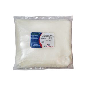 Bolsa de 1kg de manteca de karité refinada blanca en fondo blanco
