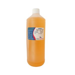 Frasco de monoetanolamina pura de 1 KG en fondo blanco