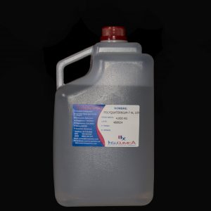 Envase de Polyquaternium con etiqueta indicando su uso como desenredante y acondicionador para cabello y piel, sobre fondo blanco. Indica dosis recomendada para champús, gominas, lociones y productos para el cuidado de la piel.
