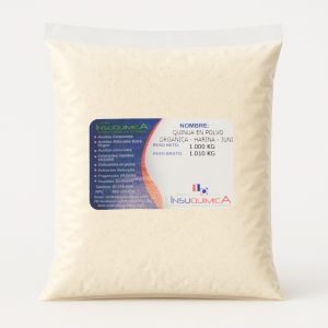 Bolsa de harina de quinua en polvo orgánico de 1 kg en fondo blanco