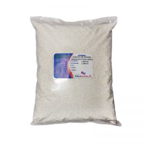 Bolsa de 1 kg de sorbato de potasio granulado food grade en fondo blanco