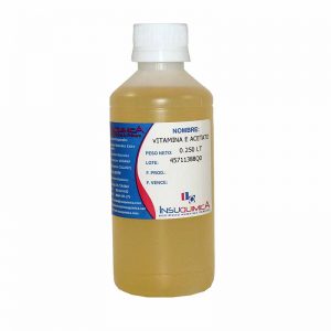 Frasco de 250 ml de vitamina E alfa tocoferol acetato de BASF sobre fondo blanco.