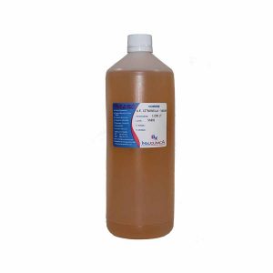 Botella de aceite esencial de citronella sobre fondo blanco. El aceite esencial de citronella es ampliamente utilizado en ceras, productos de limpieza y la industria cosmética. Es beneficioso para pieles grasas, actúa como repelente de insectos y ayuda con dolores de cabeza, neuralgias, migrañas, gripes, resfriados e infecciones.