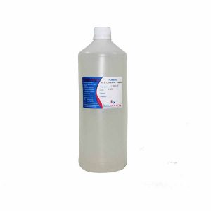 Botella de aceite esencial de lavanda sobre fondo blanco. El aceite esencial de lavanda es conocido por sus propiedades antibacterianas y antimicóticas, efecto calmante, y capacidad para cicatrizar heridas y quemaduras. Se utiliza para combatir el acné, aliviar el dolor y reducir la inflamación. También actúa como repelente de insectos y es excelente para estados de ansiedad y estrés.