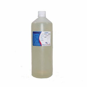 Botella de aceite esencial de rosas sobre fondo blanco. El aceite esencial de rosas se utiliza para tratar la depresión, ansiedad, dolor de cabeza, síntomas de la menopausia, calambres menstruales, y más. También se puede utilizar en baños, masajes, como desodorante y para aliviar el estrés y la ansiedad.