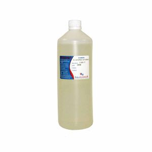 Botella de aceite corporal de eucalipto sobre fondo blanco. El aceite de eucalipto USP es ideal para masajes y se puede agregar a champús, cremas y otros productos de cuidado personal. Beneficia el crecimiento del cabello, alivia dolores musculares, sinusitis, migrañas y estimula el apetito.