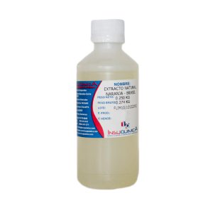 FRASCO DE EXTRACTO NATURAL NARANJA DE 0.250 LT EN FONDO BLANCO