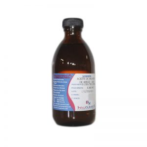 Botella de aceite de salvado de arroz sobre fondo blanco. El aceite de salvado de arroz es ampliamente utilizado en cosmética como reparador de arrugas y otros signos de envejecimiento, gracias a su contenido de vitamina E y antioxidantes. Es ideal para tratamientos faciales y corporales