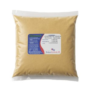 Bolsa de 1 kg de levadura de cerveza en polvo en fondo blanco